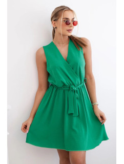 Roztiahnuté šaty viazané v páse zelenej farby