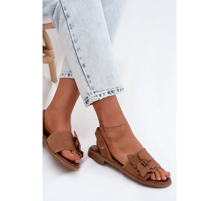 Kožené semišové sandály na nízkém podpatku s ozdobným květem model 22122946 hnědé - Zazoo