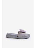 Dámské šedé sandály s ozdobou na nízké platformě model 21653401 - Boto Dámské šedé sandály s ozdobou na nízké platformě model 21653401 - Boto
