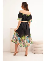 Dámské šaty model 22170761 střihu s páskem a krátkým rukávem černá - K-Fashion