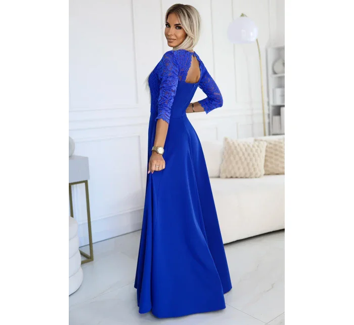 AMBER Elegantní dlouhé dámské krajkové šaty v chrpové barvě s výstřihem model 20651176 - numoco