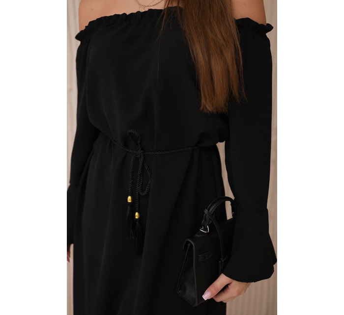 Šaty viazané v páse so šnúrkou čiernej farby