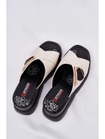 Eleganckie Skórzane Klapki Damskie Na Koturnie Z Ozdobą Artiker 56C1585 Beżowe