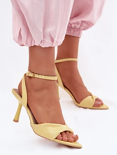 Sandále na podpätku model 226516 Vykročte štýlovo