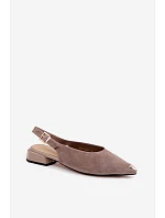 Kožené semišové dámské sandály na nízkém podpatku model 22140907 Béžové - D&A