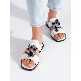 Pohodlné dámske sandále bielej farby na plochom podpätku