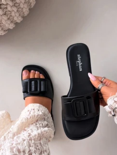 Dámské pantofle na ploché podrážce s přezkou Černé model 21900557 - Boto