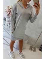 Šedé šaty s kapucí Šedé šaty s kapucí