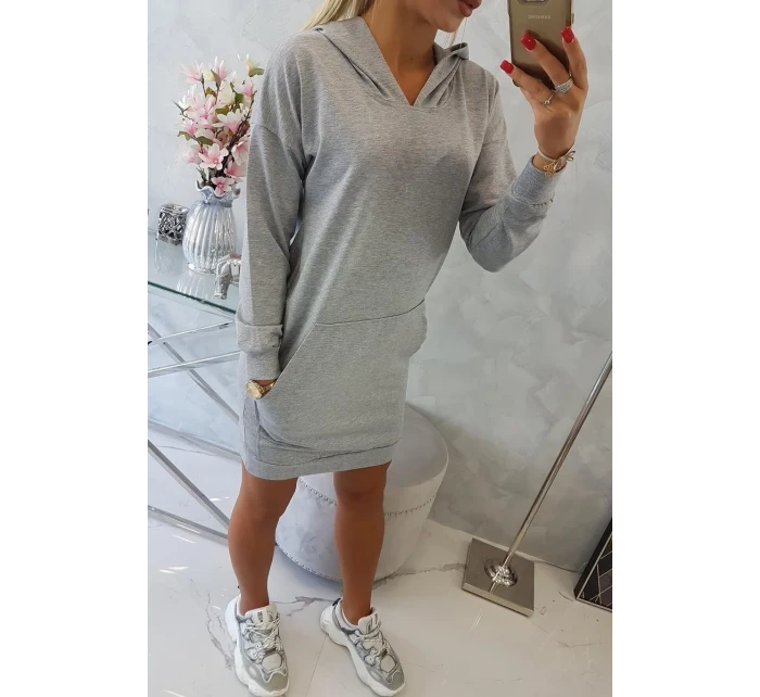 Šedé šaty s kapucí Šedé šaty s kapucí