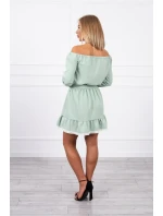 Šaty s odhalenými rameny a krajkou světle zelené barvy