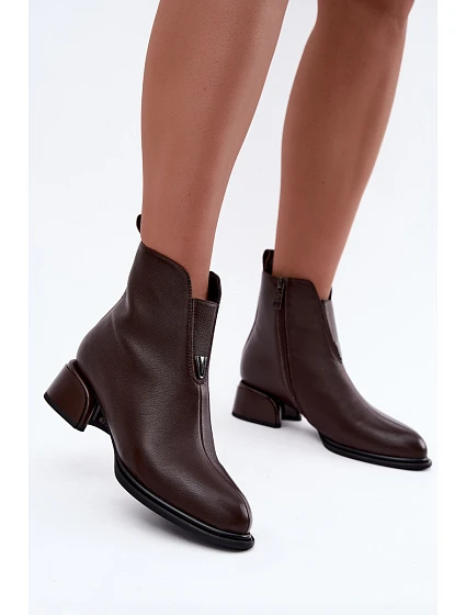Dámské kožené zateplené kotníkové boty model 22539491 hnědé - VINCEZA Dámské kožené zateplené kotníkové boty model 22539491 hnědé - VINCEZA