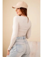 Dámská basic blůza se model 22126405 výstřihem a dlouhým rukávem béžová - K-Fashion