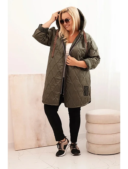Dámská bunda Plus Size prošívaná s kapucí a nápisem HOPE khaki Dámská bunda Plus Size prošívaná s kapucí a nápisem HOPE khaki