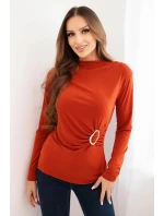 Dámska viskózna blúzka s volánom a ozdobnou sponou hnedá Dámska viskózna blúzka s volánom a ozdobnou sponou hnedá