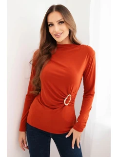 Dámska viskózna blúzka s volánom a ozdobnou sponou hnedá