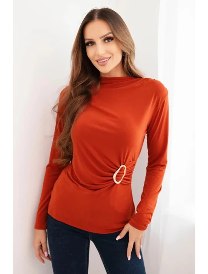 Dámska viskózna blúzka s volánom a ozdobnou sponou hnedá Dámska viskózna blúzka s volánom a ozdobnou sponou hnedá