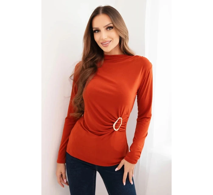 Dámska viskózna blúzka s volánom a ozdobnou sponou hnedá Dámska viskózna blúzka s volánom a ozdobnou sponou hnedá