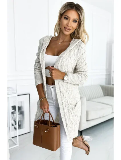 Béžový dámský kardigan přehoz přes oblečení s kapucí, kapsami a copánkovým vzorem model 18838309 - numoco basic Béžový dámský kardigan přehoz přes oblečení s kapucí, kapsami a copánkovým vzorem model 18838309 - numoco basic