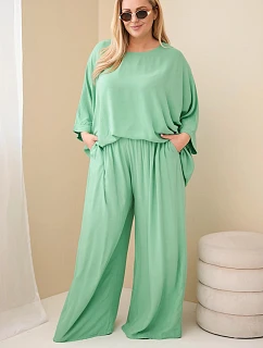 Dámsky set z viskózy v nadmernej veľkosti so širokými nohavicami a blúzkou zelený
