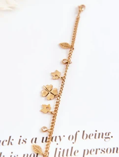 Módny náramok s ďatelinou a zlatými lístkami