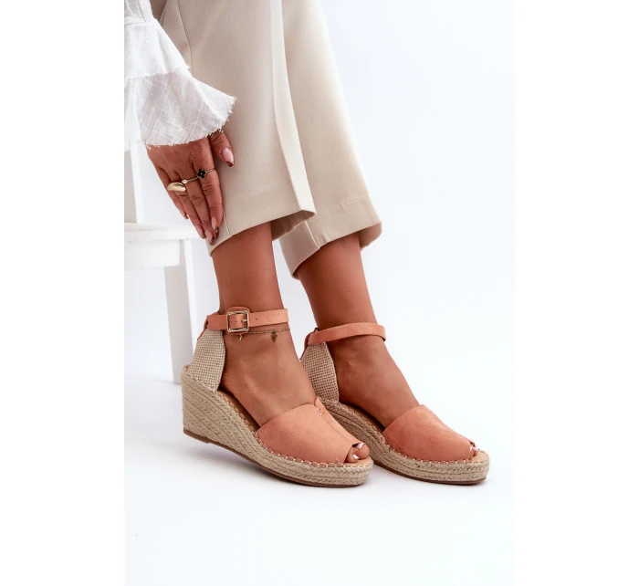 Pohodlné dámské sandály na klínu Světle růžová model 21585415 - EVENTO