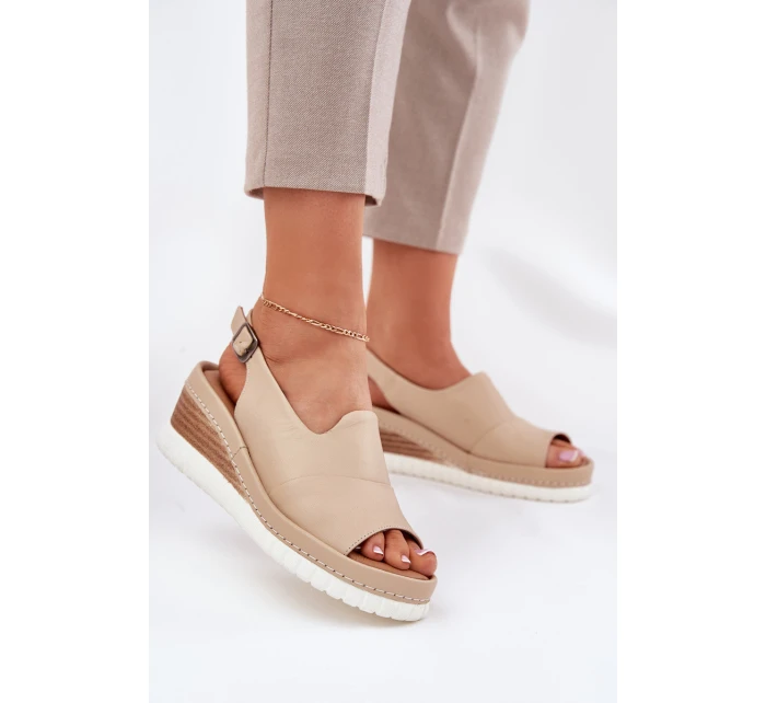 Dámské kožené sandály na klínu model 21696009 béžové - Artiker Dámské kožené sandály na klínu model 21696009 béžové - Artiker