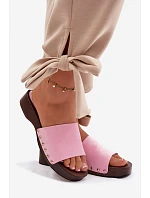 Ženské pantofle s zlatými sponami Růžové model 21937768 - Boto