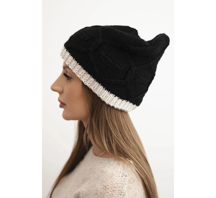 Dámska zimná vlnená čiapka s pleteným vzorom K443 čierna + béžová Dámska zimná vlnená čiapka s pleteným vzorom K443 čierna + béžová
