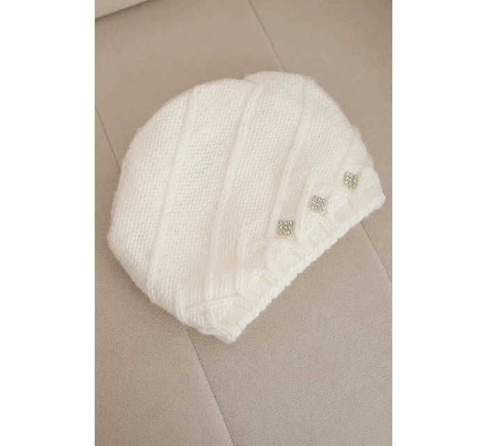Dámská zimní čepice z vlny s ozdobnými zirkony a pleteným vzorem model 21878081 bílá - K-Fashion