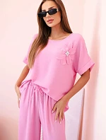 Dámsky viskózový set s ozdobným kvetom a širokými nohavicami svetloružovej farby