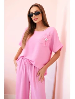 Dámsky viskózový set s ozdobným kvetom a širokými nohavicami svetloružovej farby