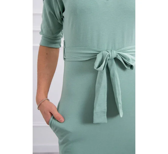 Šaty s krídlami na ramenách tmavo mätovej farby