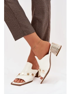 Kožené lodičky na podpatku s ozdobným páskem D&A model 22031960 Bílé - S.Barski