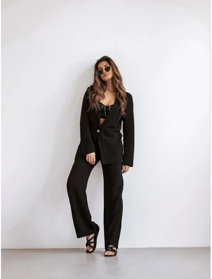 Čierny dámsky oblek s plátnom (VE48) Čierny dámsky oblek s plátnom (VE48)