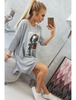 Šaty s potlačou a rozšírenou spodnou časťou šedej