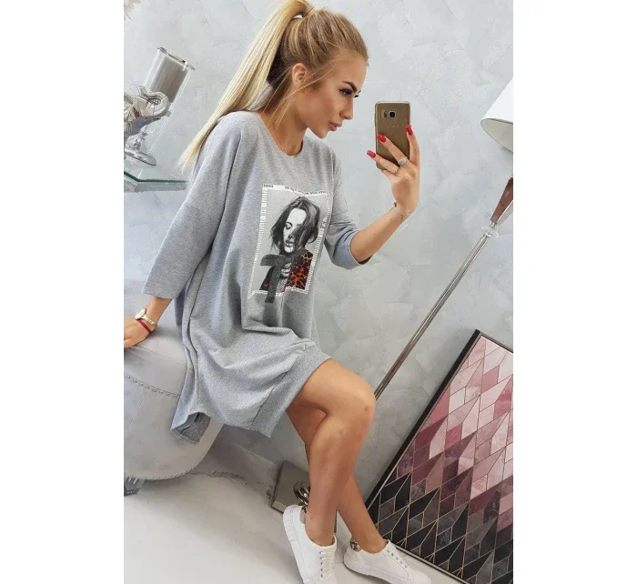 Šaty s potlačou a rozšírenou spodnou časťou šedej