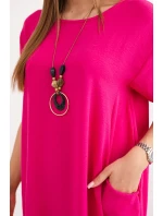 Šaty s vreckami a fuchsiovým príveskom