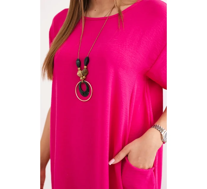 Šaty s vreckami a fuchsiovým príveskom