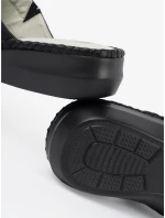 Moderné dámske čierne ponožky na plochom podpätku Moderné dámske čierne ponožky na plochom podpätku