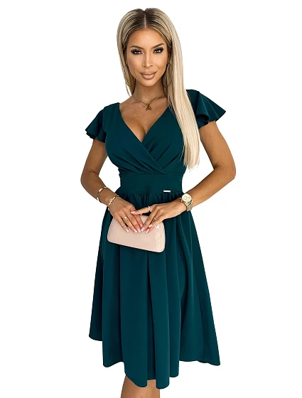 MATILDE Dámské šaty v lahvově zelené barvě s výstřihem a krátkými rukávy model 18475695 - numoco MATILDE Dámské šaty v lahvově zelené barvě s výstřihem a krátkými rukávy model 18475695 - numoco
