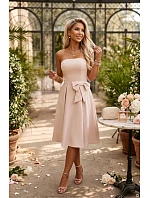 – elegantní midi šaty ve stylu bez ramínek s mašlí – světle béžové model 22393727 - numoco – elegantní midi šaty ve stylu bez ramínek s mašlí – světle béžové model 22393727 - numoco