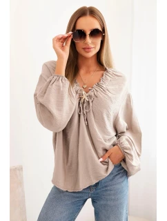 Dámska blúzka z viskózy s výstrihom a lemovaním fango