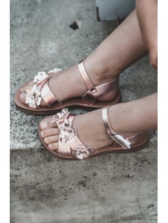 Sandałki Dziecięce Ozdobione Kwiatkami Zapinane Na Rzep Różowe Fagossa