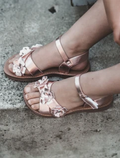 Sandałki Dziecięce Ozdobione Kwiatkami Zapinane Na Rzep Różowe Fagossa