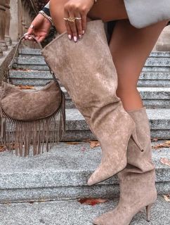 Nafukovací dámské kozačky na podpatku z eko semiše béžové model 21715329 - Boto