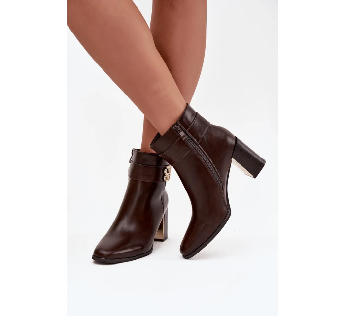 Dámské kotníkové boty na podpatku s páskem a zlatým detailem čokoládové model 21747880 - Boto Dámské kotníkové boty na podpatku s páskem a zlatým detailem čokoládové model 21747880 - Boto