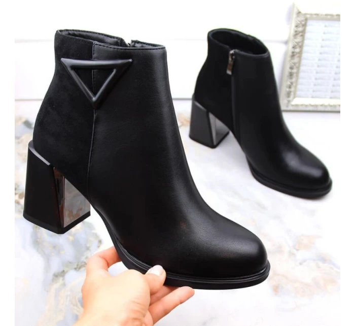 D&A S.Barski Premium Collection W OLI238 čierne zateplené čižmy s ozdobným stĺpikom D&A S.Barski Premium Collection W OLI238 čierne zateplené čižmy s ozdobným stĺpikom