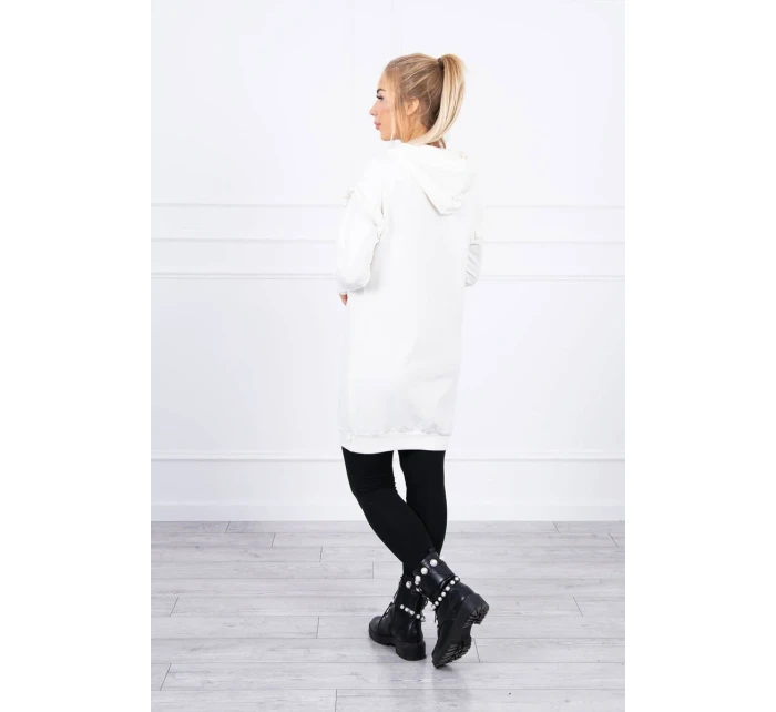 Šaty s ozdobnými volánky a kapucí ecru