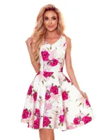 Rozšířené dámské šaty se vzorem růží a s výstřihem ve tvaru srdce model 17302012 - numoco Rozšířené dámské šaty se vzorem růží a s výstřihem ve tvaru srdce model 17302012 - numoco