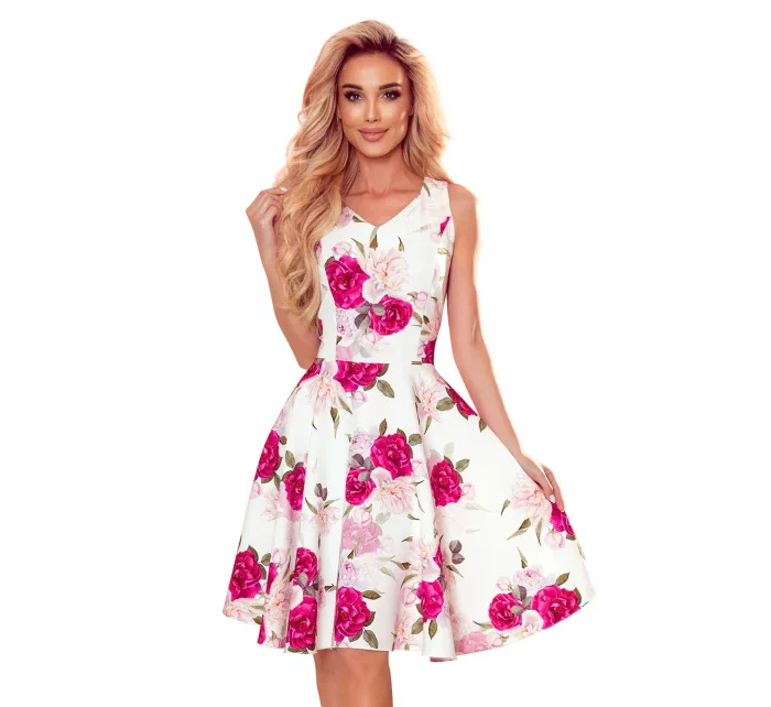 Rozšířené dámské šaty se vzorem růží a s výstřihem ve tvaru srdce model 17302012 - numoco Rozšířené dámské šaty se vzorem růží a s výstřihem ve tvaru srdce model 17302012 - numoco